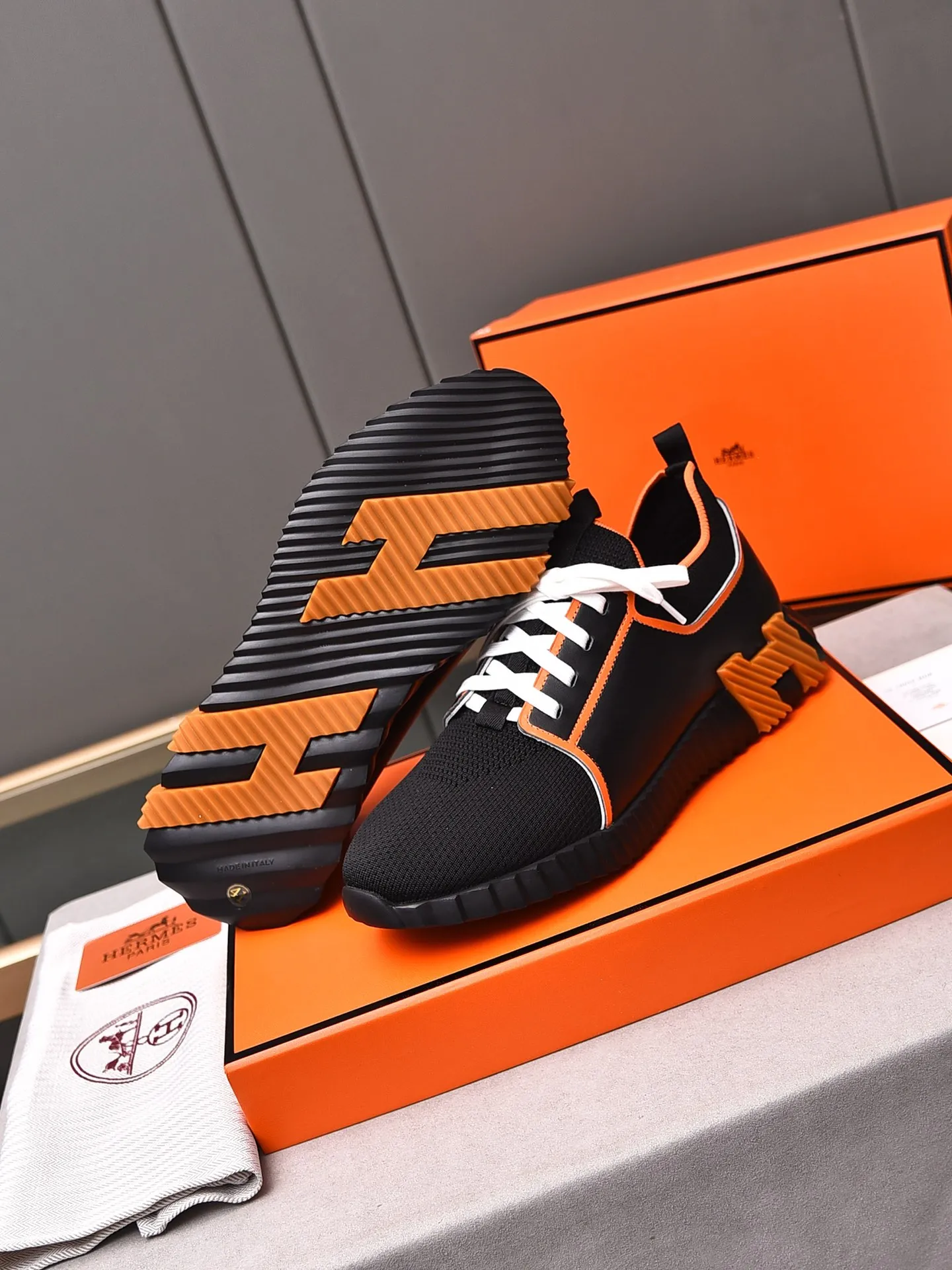 Factory price PP600 [Hermes] fe new arrival~ New Bouncing sneakers are the most comfortable shoes from Hermès, no one else⃣️. They are very light on the feet and look great. You won’t feel tired even when you go shopping and running around. 👍 Very light and comfortable, very light, suitable for both sports and leisure, and feel great when you step on them! It’s up to you to choose, there’s always what you want~ ✔️Fabric: Imported first-layer cowhide + high-elastic fly weave ✔️Inner lining: Imported water-dyed cow lining ✔️Outsole: Seamless combination of IP+TPU (multi-color letters) German technology irradiation machine ✔️Code number: Male 38-44 (45 customized)